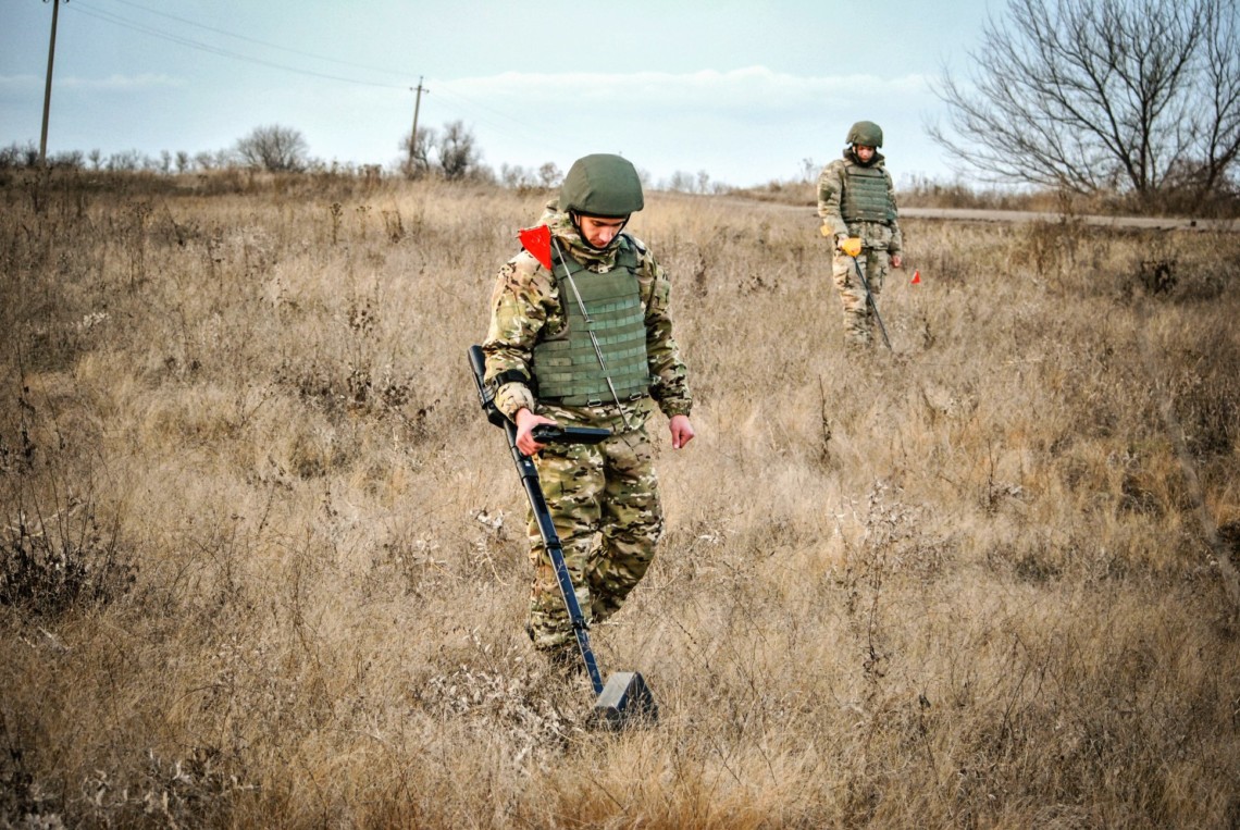 Разминирование. Саперы. Сапер разминирование. Сапёры на Украине. Сплошное разминирование местности.