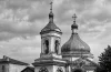 Стара церква з дзвіницею, чорно-біле фото