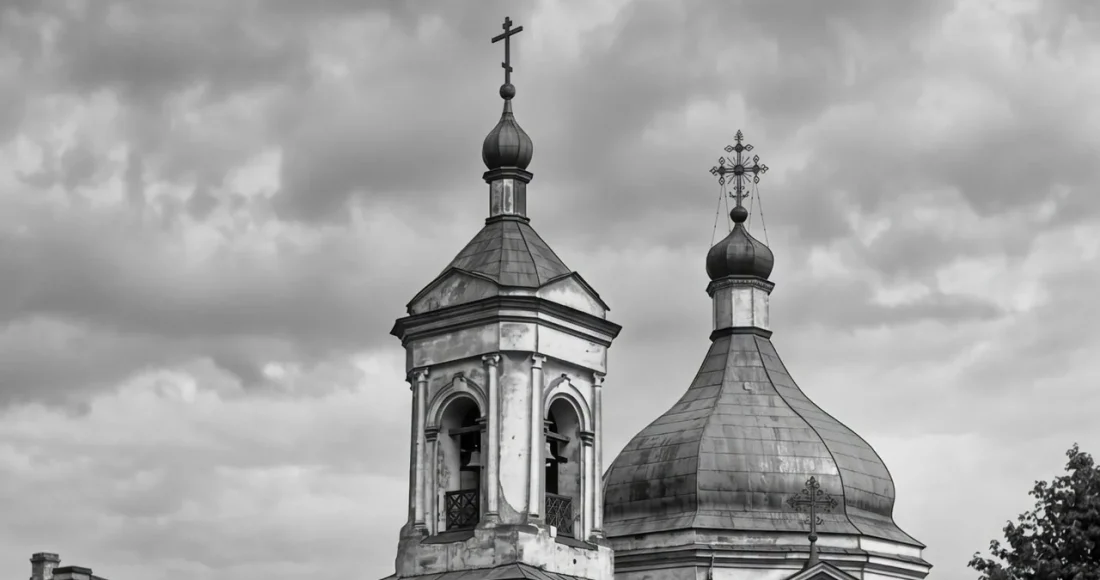 Стара церква з дзвіницею, чорно-біле фото