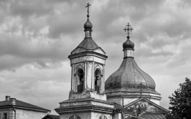 Стара церква з дзвіницею, чорно-біле фото