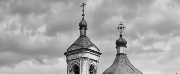 Стара церква з дзвіницею, чорно-біле фото