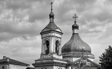 Стара церква з дзвіницею, чорно-біле фото