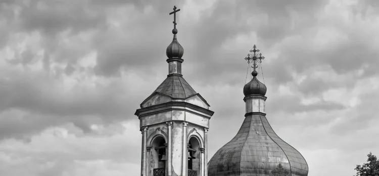 Стара церква з дзвіницею, чорно-біле фото