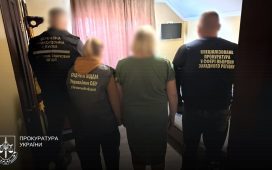 Працівники СБУ, прикордонники й прокурор під час затримання підозрюваної в Ковелі
