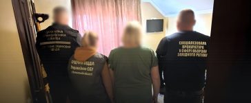 Працівники СБУ, прикордонники й прокурор під час затримання підозрюваної в Ковелі