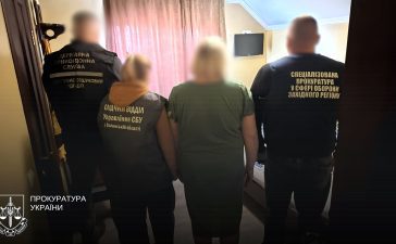 Працівники СБУ, прикордонники й прокурор під час затримання підозрюваної в Ковелі