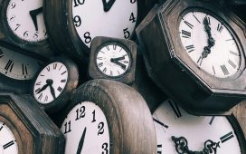 Старовинні настінні годинники з різними циферблатами