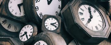 Старовинні настінні годинники з різними циферблатами